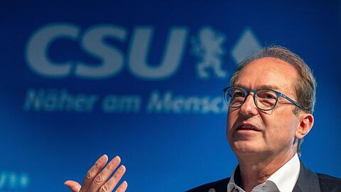 Alexander Dobrindt, Vorsitzender der CSU im Bundestag, spricht nach der CSU-Vorstandssitzung auf einer Pressekonferenz.