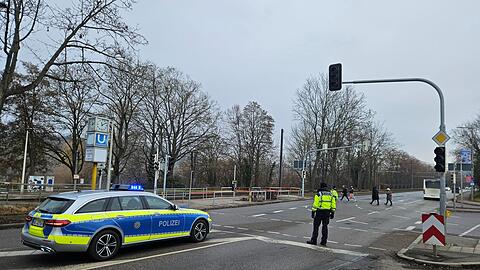 Polizisten mussten teils den Verkehr an ausgefallenen Ampeln regeln.