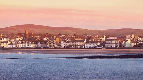 Am Strand von Peel auf der Isle of Man soll im Sommer eine B&uuml;hne stehen, auf der heimische Bands auftreten.
