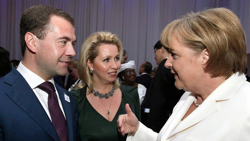 Russlands Präsident Medwedew unterhält sich mit Kanzlerin Merkel. Russlands Präsident Medwedew unterhält sich mit Kanzlerin Merkel.
