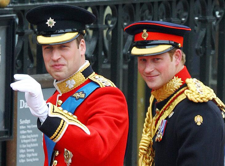 Prinz William und sein Bruder Harry als sein Trauzeuge gehen über den Roten Teppich in die Kathedrale.