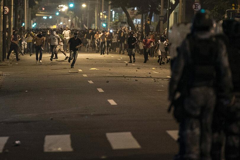 Knapp ein Jahr vor der Fußball-WM in Brasilien erlebt das Land einen ungeahnten Sturm des Protestes.