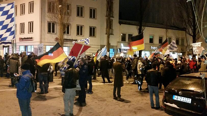 Rund 100 Teilnehmer zählt die Bagida-Kundgebung am Montag. Demgegenüber stehen 200 Gegendemonstranten. Die Bilder!