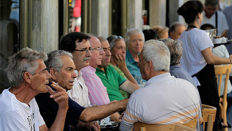 Ältere Männer diskutieren in einem Cafe in Athen. Ältere Männer diskutieren in einem Cafe in Athen.