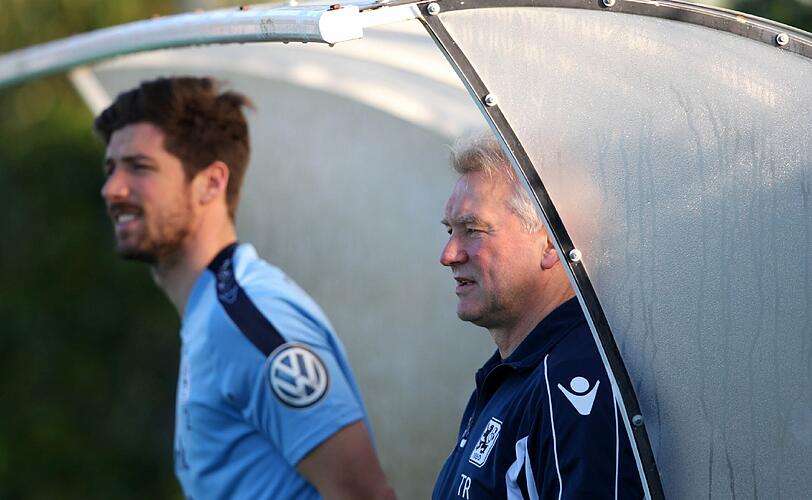 Den Blick gen Klassenerhalt? Neuzugang Jan Mauersberger und Trainer Benno Möhlmann.