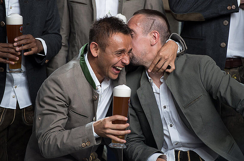 Gaudi mit Weißbier: Rafinha (l.) und Franck Ribéry.