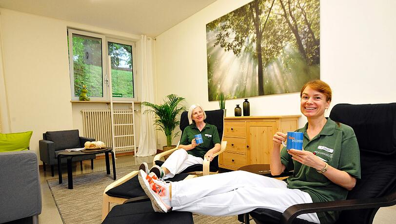 Mehr Lohn, kostenloser Kaffee und Pausen in schönerer Umgebung: Edith Braun (li.) und Anja Zoller profitieren von den Neuerungen im Münchenstift. Mehr Lohn, kostenloser Kaffee und Pausen in schönerer Umgebung: Edith Braun (li.) und Anja Zoller profitieren von den Neuerungen im Münchenstift.