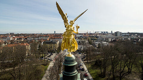 Neue Perspektiven: Drohnen zeigen ein ganz neues Bild der Stadt - hier auf Augenhöhe mit dem Friedensengel.
