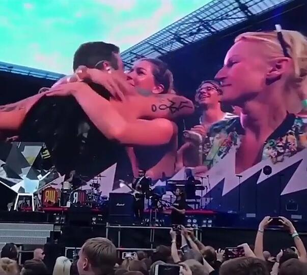 Robbie Williams signiert die Brüste von Ines Anioli