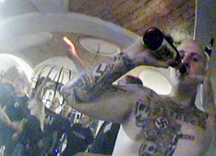 Ein rechter Skinhead stellt bei einem Neonazi-Konzert am 9. Dezember 2006 in Mitterding (Österreich) sein Hakenkreuz-Tattoo zur Schau. Organisiert war das Konzert von Bayern, die es kurzfristig über die Grenze verlegt hatten. Der konspirative Treffpunkt war an der Deggendorfer Eishalle. In der bayerischen Stadt sollte die fingierte Privat-Party ursprünglich auch stattfinden, wie von den Neonazi-?Schleusern? zu erfahren war ? doch der Saal-Vermieter hatte den Nutzungsvertrag kurzfristig gekündigt.   OD S Hitlergruß E + F  Bei oben genanntem Konzert spielte unter anderem die Münchner Band "Feldherren" - während des Auftritts zeigte das Publikum Hitlergrüße. Zudem spielte bei dem Konzert die fränkische Band "Braune Brüder".