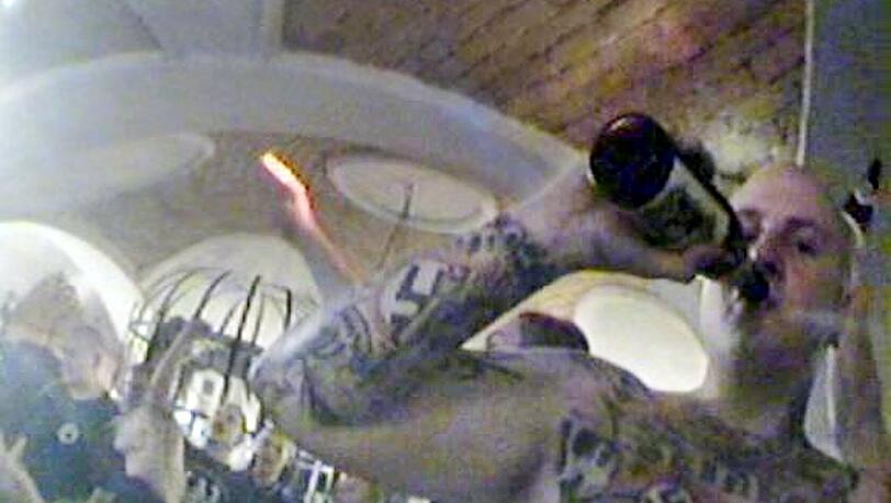 Ein rechter Skinhead stellt bei einem Neonazi-Konzert am 9. Dezember 2006 in Mitterding (Österreich) sein Hakenkreuz-Tattoo zur Schau. Organisiert war das Konzert von Bayern, die es kurzfristig über die Grenze verlegt hatten. Der konspirative Treffpunkt war an der Deggendorfer Eishalle. In der bayerischen Stadt sollte die fingierte Privat-Party ursprünglich auch stattfinden, wie von den Neonazi-?Schleusern? zu erfahren war ? doch der Saal-Vermieter hatte den Nutzungsvertrag kurzfristig gekündigt. OD S Hitlergruß E + F Bei oben genanntem Konzert spielte unter anderem die Münchner Band "Feldherren" - während des Auftritts zeigte das Publikum Hitlergrüße. Zudem spielte bei dem Konzert die fränkische Band "Braune Brüder". Ein rechter Skinhead stellt bei einem Neonazi-Konzert am 9. Dezember 2006 in Mitterding (Österreich) sein Hakenkreuz-Tattoo zur Schau. Organisiert war das Konzert von Bayern, die es kurzfristig über die Grenze verlegt hatten. Der konspirative Treffpunkt war an der Deggendorfer Eishalle. In der bayerischen Stadt sollte die fingierte Privat-Party ursprünglich auch stattfinden, wie von den Neonazi-?Schleusern? zu erfahren war ? doch der Saal-Vermieter hatte den Nutzungsvertrag kurzfristig gekündigt. OD S Hitlergruß E + F Bei oben genanntem Konzert spielte unter anderem die Münchner Band "Feldherren" - während des Auftritts zeigte das Publikum Hitlergrüße. Zudem spielte bei dem Konzert die fränkische Band "Braune Brüder".
