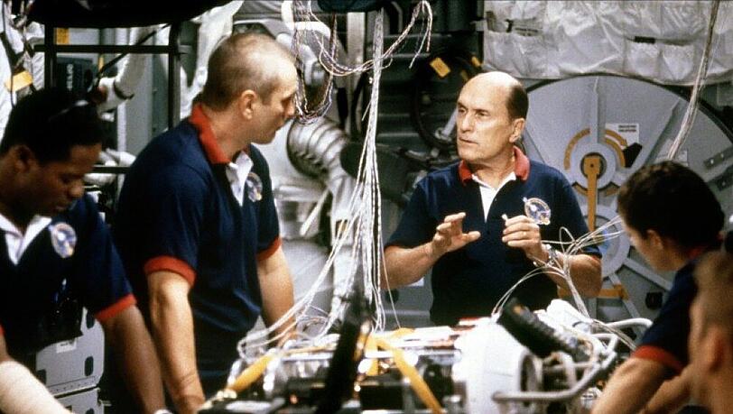 Um die Erde vor dem Himmelskörper zu retten, wird eine Gruppe Astronauten ins All geschickt Um die Erde vor dem Himmelskörper zu retten, wird eine Gruppe Astronauten ins All geschickt