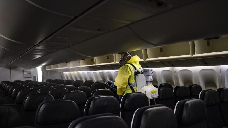 Ein Mitarbeiter des Flughafens Paris-Charles-de-Gaulle desinfiziert den Passagierraum eines Air France-Maschine. Ein Mitarbeiter des Flughafens Paris-Charles-de-Gaulle desinfiziert den Passagierraum eines Air France-Maschine.
