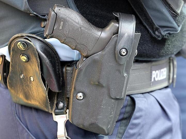 Die Dienstwaffe eines Bundespolizisten steckt in seinem Holster. Foto: Wolfgang Kumm/Archivbild