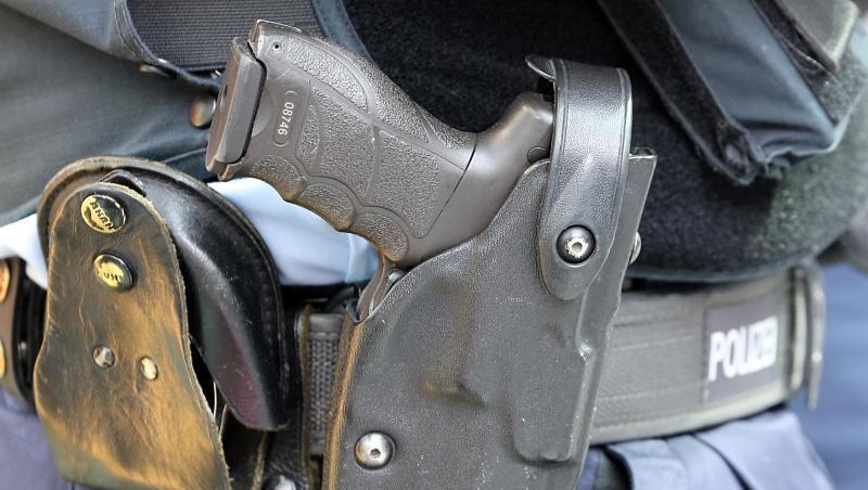 Die Dienstwaffe eines Bundespolizisten steckt in seinem Holster. Foto: Wolfgang Kumm/Archivbild Die Dienstwaffe eines Bundespolizisten steckt in seinem Holster. Foto: Wolfgang Kumm/Archivbild