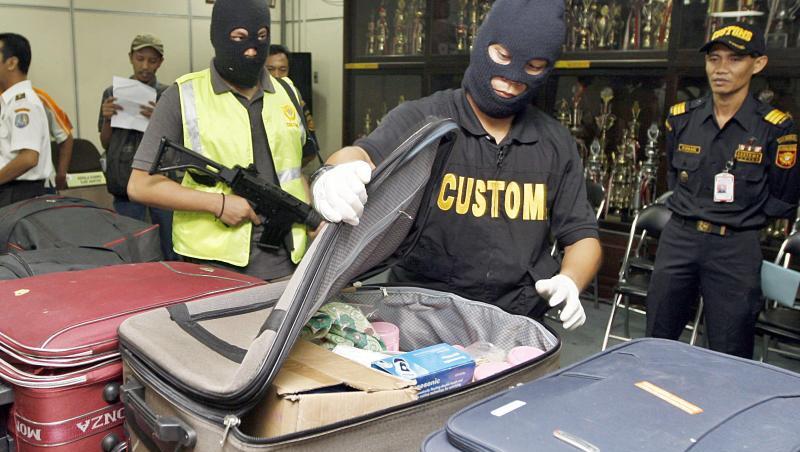 Drogensuche beim Zoll in Indonesien: Ein 35-jähriger Franzose wurde jetzt wegen Drogenschmuggels zum Tode verurteilt. Drogensuche beim Zoll in Indonesien: Ein 35-jähriger Franzose wurde jetzt wegen Drogenschmuggels zum Tode verurteilt.
