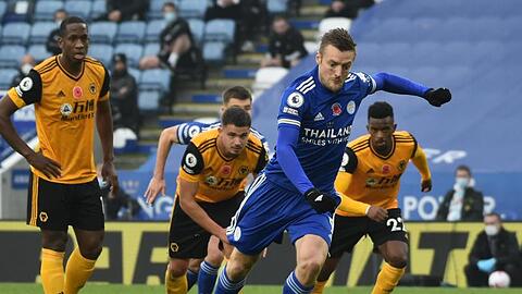 Leicesters Jamie Vardy (2.v.r.) trifft per Elfmeter zum Tor des Tages gegen die Wolverhampton Wanderers.