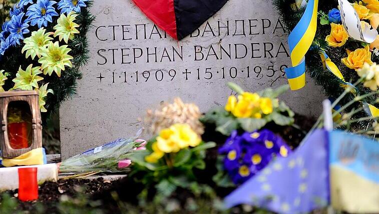 Das Grab von Stepan Bandera auf dem Münchner Waldfriedhof (Archivbild).
