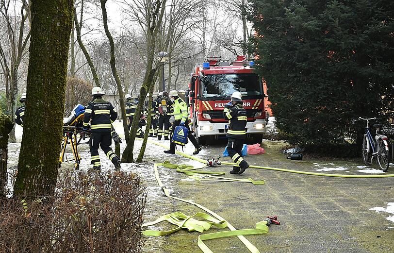 Im zweiten Obergeschoss eines Mehrfamilienhauses in der Bunsenstraße ist am Montagvormittag ein heftiger Wohnungsbrand ausgebrochen.
