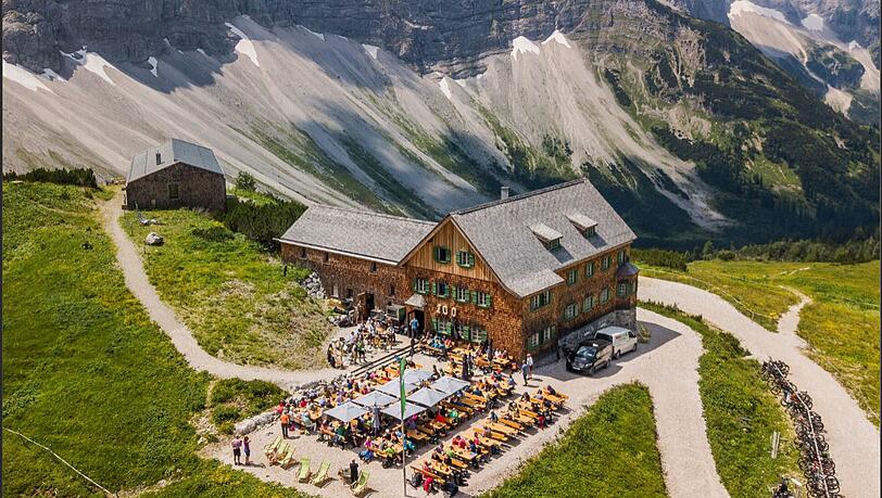 Im Jahr 2023 ist die Falkenhütte im Karwendel 100 Jahre alt geworden. Im Jahr 2023 ist die Falkenhütte im Karwendel 100 Jahre alt geworden.