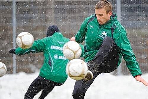 Schon munter bei der Sache: Fürths Neuzugang Milorad Pekovic beim Schnee-Training im Ronhof mit gleich vier Bällen &ndash; Respekt!