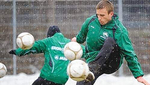 Schon munter bei der Sache: Fürths Neuzugang Milorad Pekovic beim Schnee-Training im Ronhof mit gleich vier Bällen – Respekt! Schon munter bei der Sache: Fürths Neuzugang Milorad Pekovic beim Schnee-Training im Ronhof mit gleich vier Bällen – Respekt!