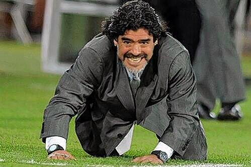 Auch mal auf allen Vieren unterwegs: Diego Maradona.