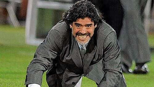 Auch mal auf allen Vieren unterwegs: Diego Maradona. Auch mal auf allen Vieren unterwegs: Diego Maradona.