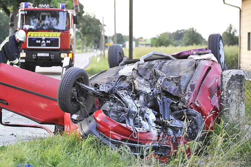 Von ihrem Auto blieb nicht viel übrig: Auf der Staatsstraße 2053 ist eine Frau mit ihrem Ford Fiesta gegen einen Alleebaum geprallt. Sie wurde schwer verletzt.