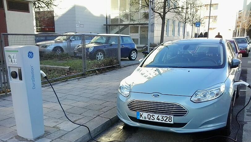 Gratis, aber unpraktisch: Das Tanken in der Kathi-Kobus-Straße versuche ich mir wenn möglich zu ersparen. Gratis, aber unpraktisch: Das Tanken in der Kathi-Kobus-Straße versuche ich mir wenn möglich zu ersparen.