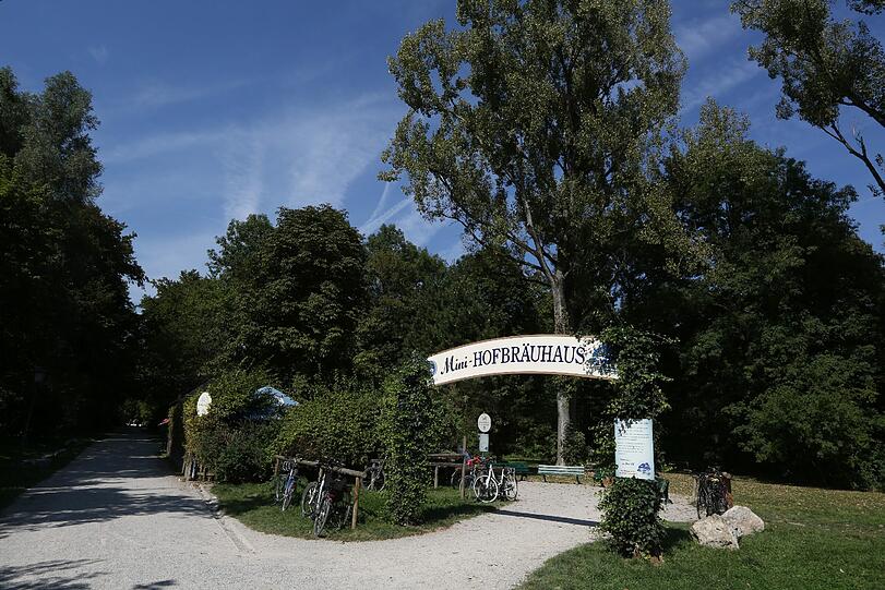 Idyllisch gelegen: Das Mini-Hofbräuhaus lädt zum Verweilen ein.