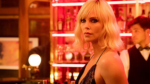 Charlize Theron als MI6-Spionin Lorraine Broughton in einer Szene des Actionthrillers "Atomic Blonde".