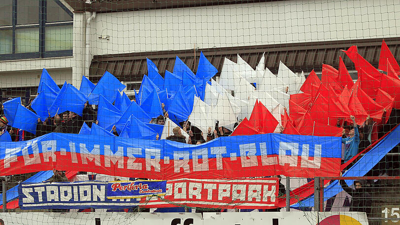 "Für immer rot blau": Haching-Fans im Sportpark.
