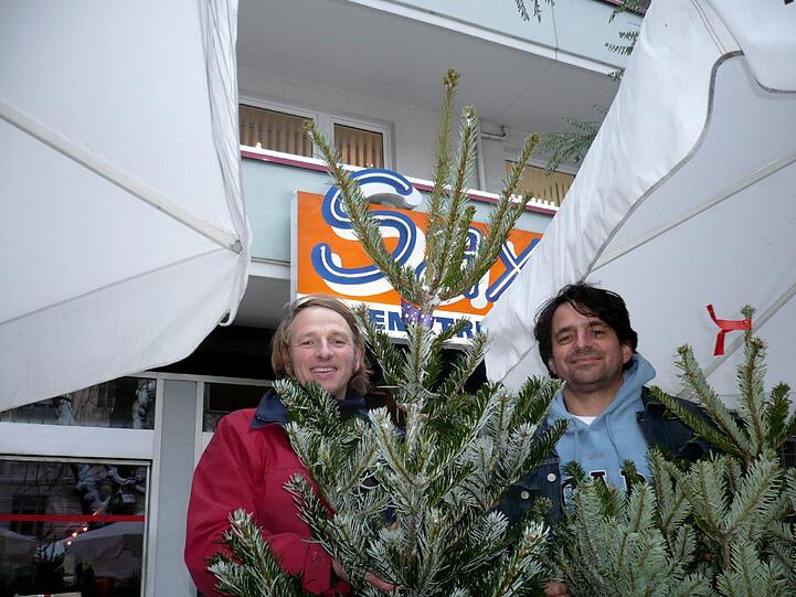 Schreinermeister Werner Wesslau und Wirt Friedel Bulach bieten im Glockenbachviertel
Christbaumverkauf mit Liefer- und Abholservice.