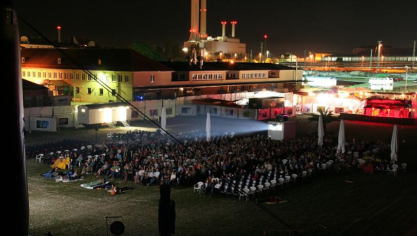 Ab morgen startet das Open-Air-Kino im Viehhof. Außerdem gibt es eine Ausstellung über Ottfried Fischer zu sehen. Ab morgen startet das Open-Air-Kino im Viehhof. Außerdem gibt es eine Ausstellung über Ottfried Fischer zu sehen.