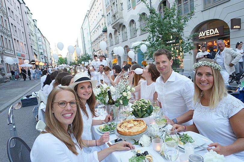Spontanaktion auf der Sendlinger Straße: Die weiße Tafel reichte vom Sendlinger Tor bis zur Hackenstraße.