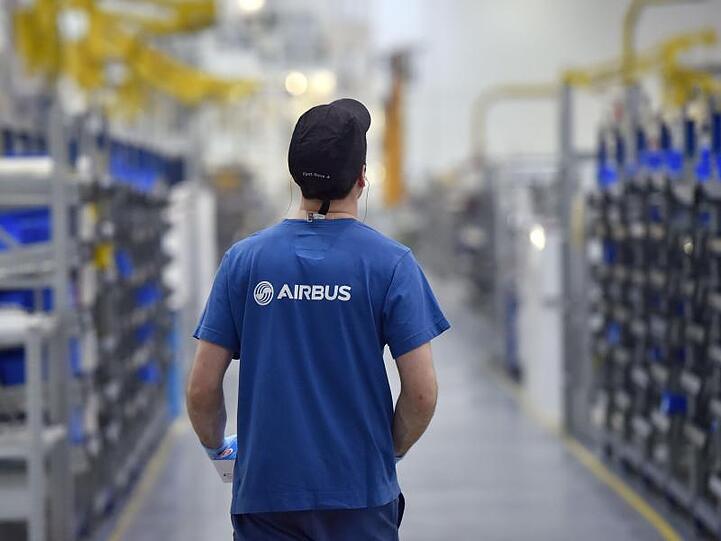 Ein Mitarbeiter des Flugzeugbauers Airbus arbeitet im Airbus-Werk im westfranzösischen Bouguenais.