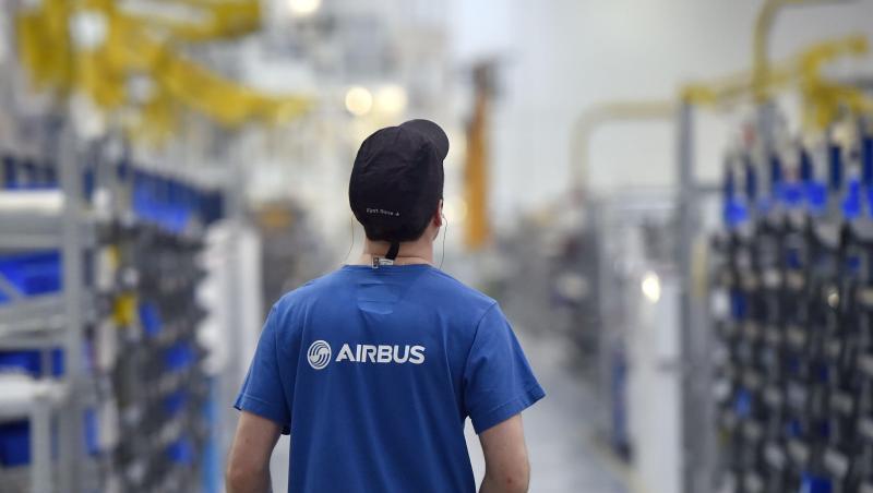 Ein Mitarbeiter des Flugzeugbauers Airbus arbeitet im Airbus-Werk im westfranzösischen Bouguenais. Ein Mitarbeiter des Flugzeugbauers Airbus arbeitet im Airbus-Werk im westfranzösischen Bouguenais.
