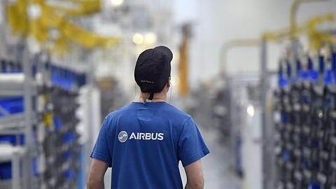 Ein Mitarbeiter des Flugzeugbauers Airbus arbeitet im Airbus-Werk im westfranzösischen Bouguenais.