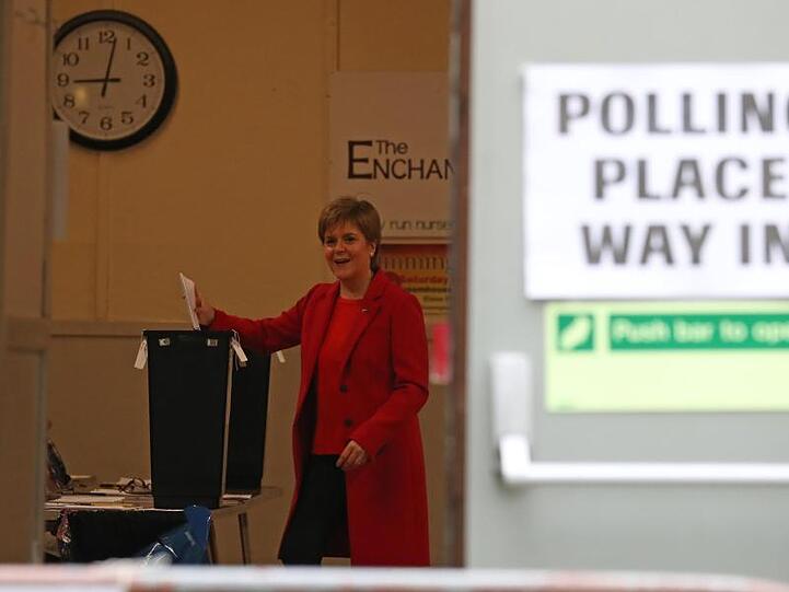 Schottlands Regierungschefin Nicola Sturgeon gibt ihre Stimme in der Broomhouse Park Community Hall in Edinburgh ab.