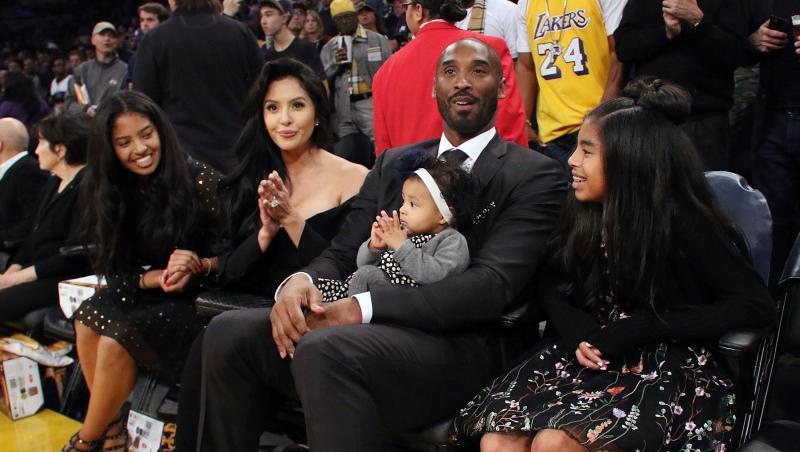 Superstar Kobe Bryant mit Tochter Gianna Maria-Onore (l-r), Ehefrau Vanessa Laine Bryant sowie den Töchtern Bianka Bella und Natalia Diamante. Superstar Kobe Bryant mit Tochter Gianna Maria-Onore (l-r), Ehefrau Vanessa Laine Bryant sowie den Töchtern Bianka Bella und Natalia Diamante.