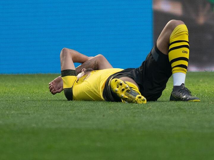 Borussia Dortmunds Jadon Sancho liegt nach dem Schlusspfiff auf dem Rasen.