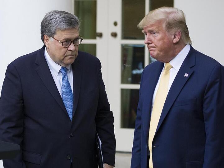 Justizminister William Barr und Präsident Trump stehen vor dem Weißen Haus.