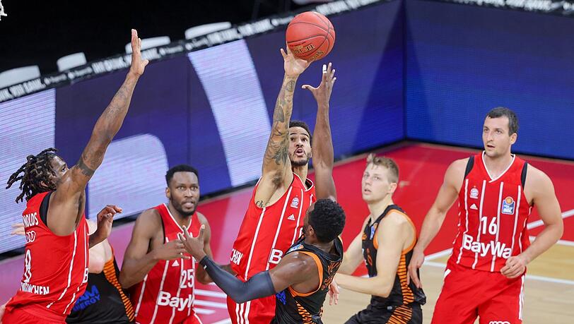 "Wir spielen ein bisschen anders, wollen variabler sein", sagt Paul Zipser (r.) über das Spiel der Bayern Basketballer.
