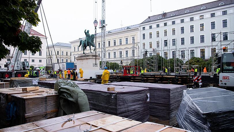 Aufbau auf dem Wittelsbacherplatz. Hier wird Porsche Testfahrten anbieten.