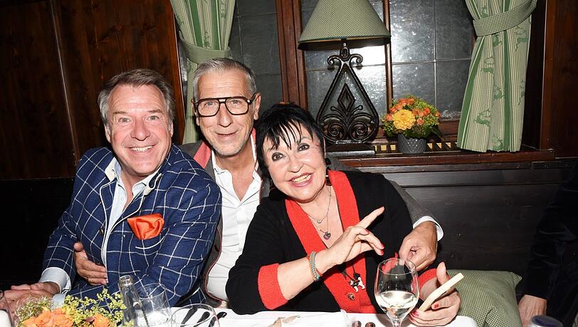 Patrick Lindner (l.) und Peter Schäfer mit Uschi Ackermann.