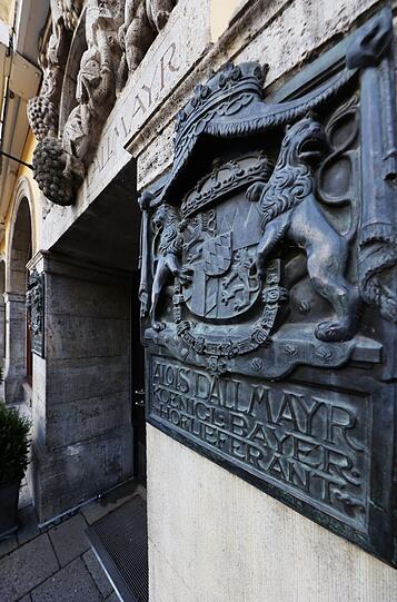 Eine echte Münchner Institution: der Eingang mit Wappen vom Dallmayr.
