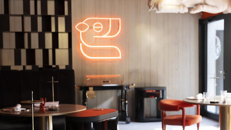 Keine Tischdecken, rote Stühle und im Hintergrund der Servierwagen. Im Tantris DNA geht es etwas legerer zu als im Menü-Restaurant. Hier bestellt man kein festgesetztes Menü, sondern teilt auch mal am Tisch. Keine Tischdecken, rote Stühle und im Hintergrund der Servierwagen. Im Tantris DNA geht es etwas legerer zu als im Menü-Restaurant. Hier bestellt man kein festgesetztes Menü, sondern teilt auch mal am Tisch.