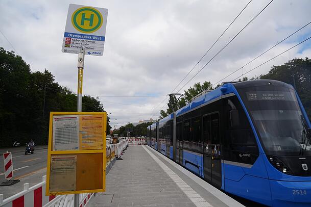 Barrierefrei aussteigen geht schon am neuen Bahnsteig am Olympiapark West.
