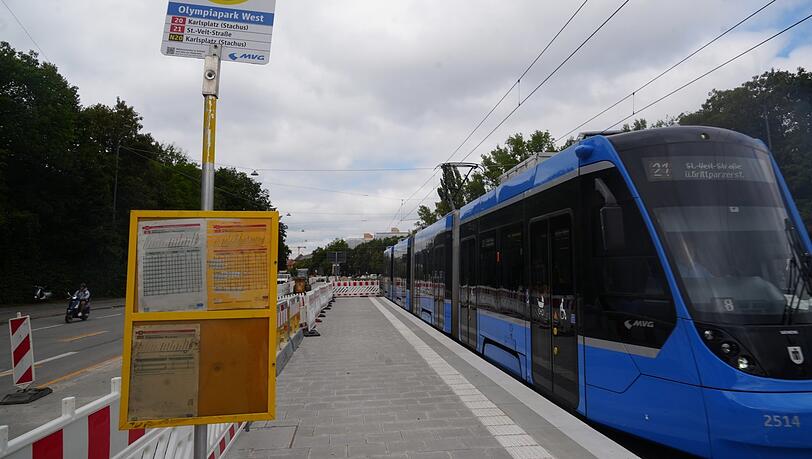 Barrierefrei aussteigen geht schon am neuen Bahnsteig am Olympiapark West. Barrierefrei aussteigen geht schon am neuen Bahnsteig am Olympiapark West.